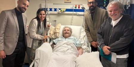 بعد
      نقله
      إلى
      المستشفى...
      هذه
      الصورة
      الأولى
      للفنان
      العربيّ
      الشهير
      من
      المستشفى