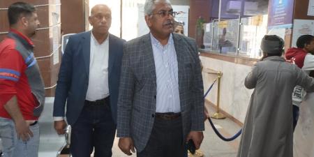 نائب محافظ سوهاج يفاجئ مواطنًا "تائه ملفه" منذ 7 أشهر بحي شرق: "لو مخلصتش تجيلي مكتبي" (فيديو)