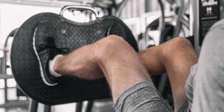 ما مؤشر قوة الساقين وعلاقتها بوظائف الدماغ لدى البالغين؟