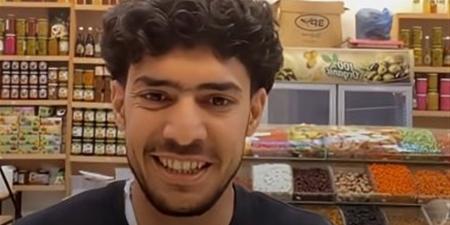 صوت جميل.. شاب يفاجئ سيدة بأدائه لآيات من الذكر الحكيم «فيديو»