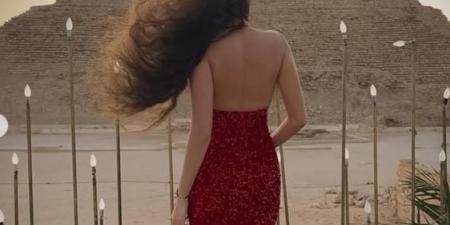 هنا يسري تتألق في أحدث جلسة تصوير بالأحمر أمام هرم سقارة