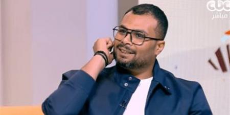 جمعتهما الصدفة بعد 20 سنة.. أحمد عبد الله محمود يروي قصة ارتباطه بزوجته (فيديو)