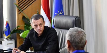 لحل مشكلاتهم.. محافظ أسوان يواصل لقائه مع المواطنين ويستمع لمطالبهم