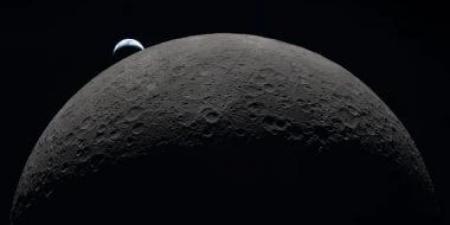 احتفالات بناسا بعد رصد رواد أرتميس 2 اصطدامات النيازك الدقيقة على القمر