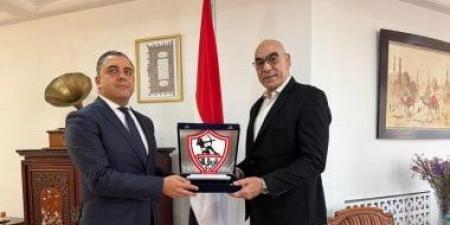 هشام نصر يزور سفير مصر في الجزائر ويهديه درع الزمالك قبل مواجهة بلوزداد