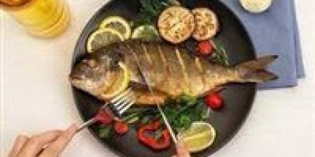 دار الإفتاء المصرية تحسم الجدل الفقهي حول حكم أكل السمك والبيض الملون