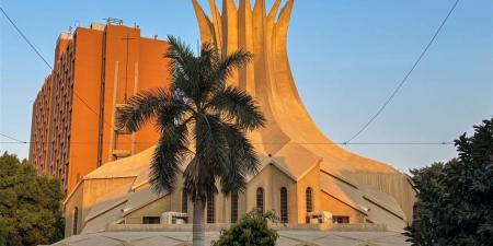 كاتدرائية جميع القديسين تتزين بالأضواء احتفالًا بعيد القيامة المجيد