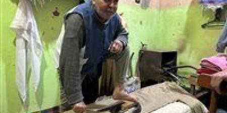 حرفة لا تموت .. قصة كفاح عم «محمد» مع مكواة الرجل بالشرقية