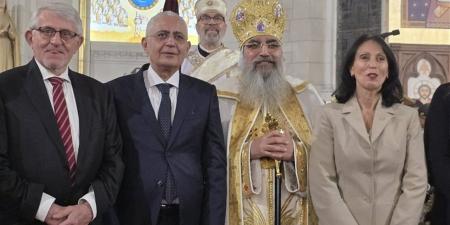 سفير مصر بباريس ينقل تهنئة الرئيس السيسي لأقباط فرنسا بعيد القيامة المجيد