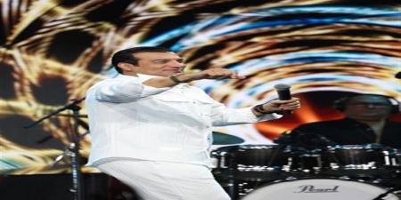 كامل العدد.. إيهاب توفيق يتألق في حفل جماهيري بـ أبو ظبي | صور