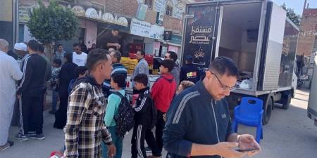 قافلة غذائية بقرية جنيفة بأسعار مخفضة وتوفير مقررات التموين للمواطنين في السويس