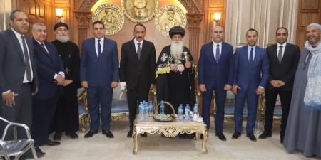 محافظ ومدير أمن سوهاج يختتمان الجولة بتهنئة الأخوة الأقباط بمطرانيات طهطا وطما