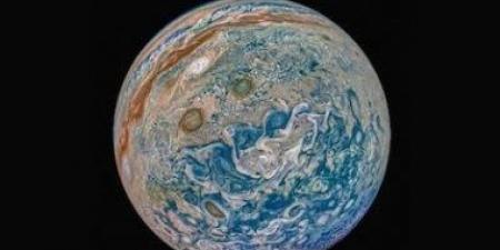 لماذا يملك المشترى أربعة أقمار بينما لا يملك زحل إلا قمراً؟ دراسة تجيب