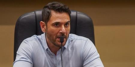 «فرقة الموت» يقترب من نهاية التصوير.. أحمد عز ومنة شلبي في مواجهة بالأربعينيات