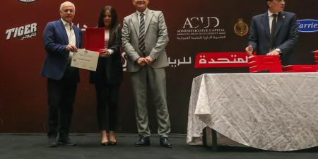 هاني أبو ريدة رئيس الاتحاد المصري لكرة القدم يسلم الشارة الدولية للحكام