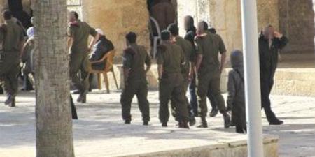 عشرات المستوطنين يقتحمون المسجد الأقصى بحماية من قوات الاحتلال الإسرائيلى