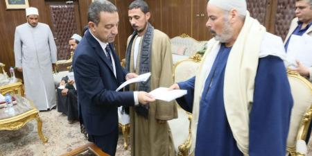 بالصور.. محافظ المنوفية يسلم تعويضات مالية لأسر ضحايا طنوب