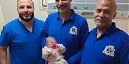 الإسعاف تنقذ أمًا ومولودها بعد ولادة مفاجئة داخل سيارة بالقنطرة شرق