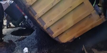 إصابة شخص في انقلاب سيارة نقل محمّلة بأسفلت بالبيطاش غرب الإسكندرية