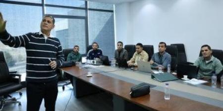 اتحاد الكرة يحسم مصير التجديد لأوسكار رويز الشهر المقبل