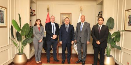 وزير التعليم العالي يبحث تعزيز التعاون مع جامعة إيست لندن