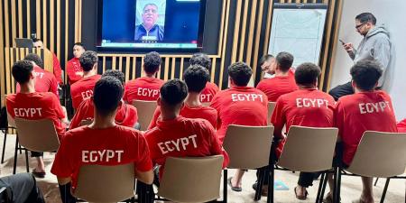 خالد فتحي يجتمع بلاعبي منتخب اليد 2008 أون لاين قبل مواجهة إسبانيا