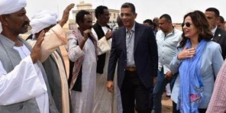 رسالة جيهان زكى لأهالى شلاتين: مسرح وسينما متنقلة ومكتبة فى الطريق