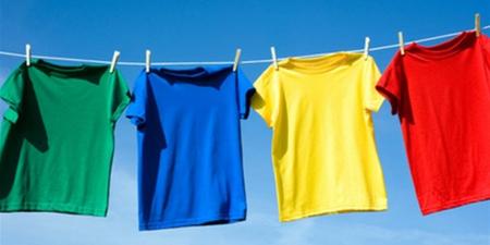 كيف تؤثر ألوان الملابس على درجة حرارة جسمك في الطقس الحار؟