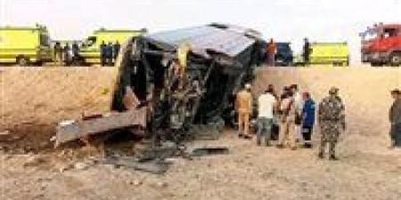 ماذا حدث على طريق قنا سفاجا؟ تفاصيل انقلاب سيارة وإصابة زوجين وطفلهما