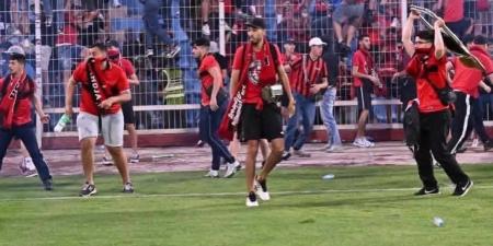 اشتباكات دامية بنصف نهائى الكونفدرالية وتأجيل المباراة 80 دقيقة.. صور