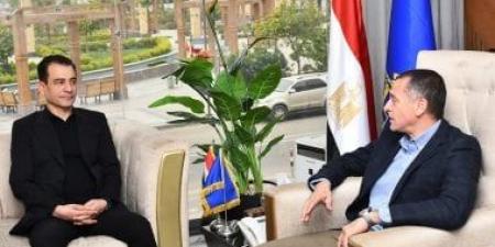 محافظ أسوان يلتقى رئيس قصور الثقافة لبحث دعم الحراك الثقافى والفنى بالمحافظة