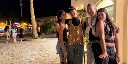 على أنغام "صغيرة على الحب".. غادة عبد الرازق تلعب مع قط الشارع