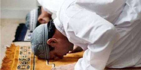 براءته تخطف القلب.. تصرف طريف من صغير أثناء الصلاة (فيديو)