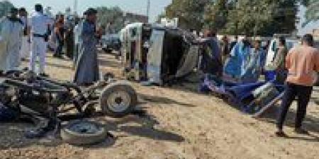 مصرع شخصين وإصابة 12 آخرين في تصادم ميكروباص وتروسيكل بأسيوط