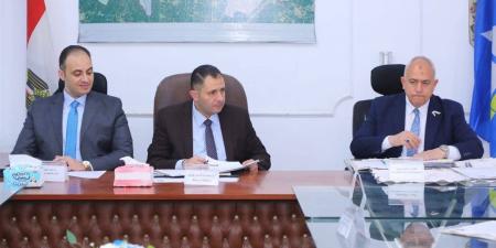 "المحافظ هيجيلك" فى كفر البطيخ.. حسام الدين فوزى يستمع لشكاوى المواطنين ويوجه بحلها