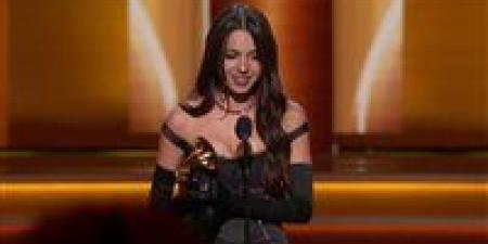 مطربة أمريكية تزين قميص برشلونة في مواجهة ريال مدريد بالكلاسيكو الإسباني