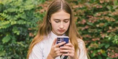 تقرير: تطبيقات المراهنات متاحة للقاصرين على متاجر أبل وجوجل