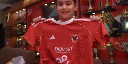 الخطيب يستقبل سليم أسامة صاحب مشهد مدرج الصالات.. صور