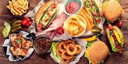 طبيب يحذر من مخاطر الوجبات السريعة