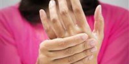دليل شامل : أسباب تنميل اليدين وطرق التشخيص ومتى يجب استشارة الطبيب
