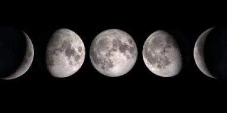 أكثر من 40% من إضاءته فى سماء الليل.. اعرف مرحلة القمر اليوم