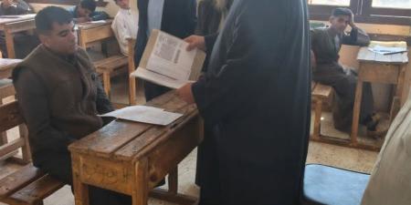 رئيس منطقة المنيا الأزهرية يتفقد امتحانات النقل بمعهد صفط الخمار الثانوي