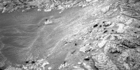 مركبة كيوريوسيتى تغير خططها على المريخ بعد اكتشاف فوهة مليئة بالرمال