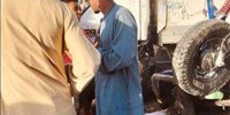 عطل مفاجئ يشعل حادث نجع حمادي .. تريلا تفقد السيطرة وتصدم 5 مركبات