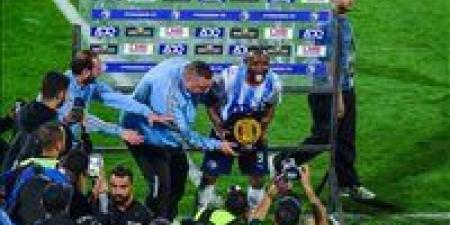 فيستون ماييلي يفوز بجائزة أفضل لاعب في مباراة الأهلي وبيراميدز