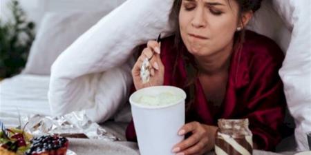 الأكل العاطفي.. لماذا نلجأ للطعام وقت الحزن؟