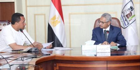 محافظ بني سويف يواصل لقاءاته الأسبوعية مع المواطنين لبحث مشاكلهم وشكواهم واحتياجاتهم