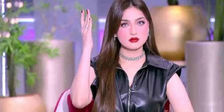 ياسمين عز تسخر من لاعبي الأهلي: زيزو بيعدل شعره عشان يخفف الموقف وإمام عاشور موت نفسه على الكورة