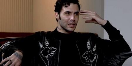 قام بإشارة غير لائقة للصحافيين خلال عزاء.. فنان شهير في ورطة! (صورة)