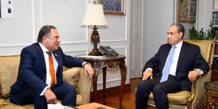 وزير الخارجية يلتقي رئيس لجنة الشئون العربية بمجلس النواب|صور